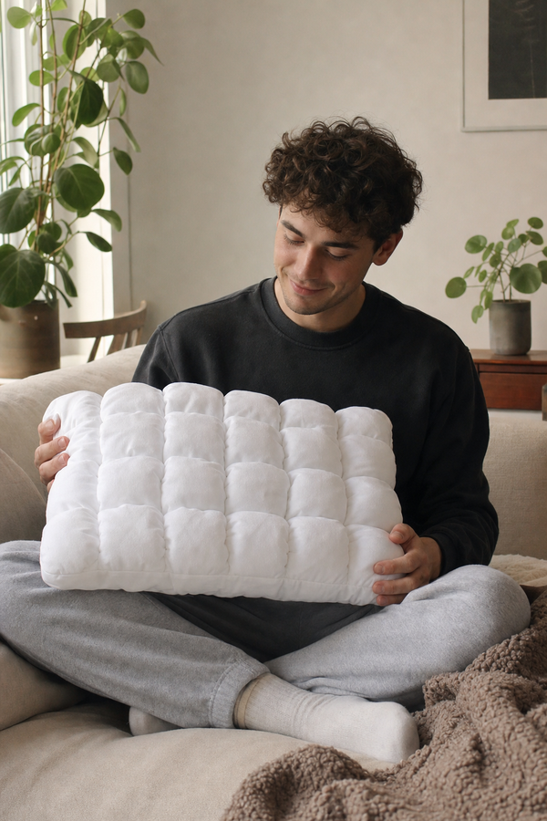 Mand med CloudOne i sofaen